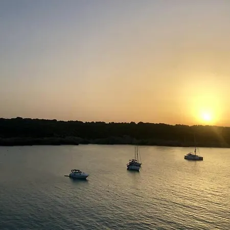 アパート Miravent Terraza Y Jardin Frente Al Mar Menorca フォルネイス